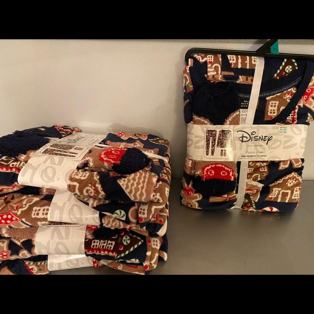 5 pairs Disney holiday pj’s 3 piece sets NEW!